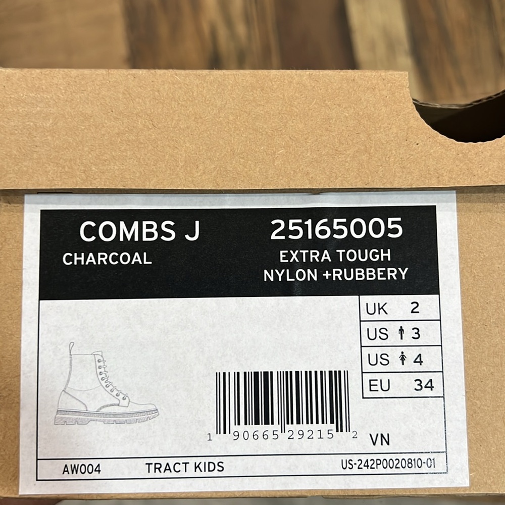 ๐ DR MARTENS JUNIOR UNISEX COMBS EXTRA TOUGH POLY CASUAL BOOTS NWT - Picture 6 of 14